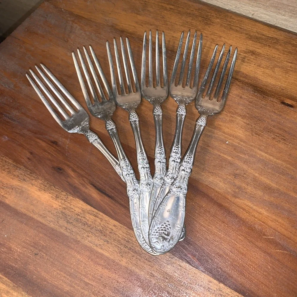 1881 Rogers A1 1908 La Vigne Grape Pattern Silver Plate 6 Dinner Forks 7 3/8